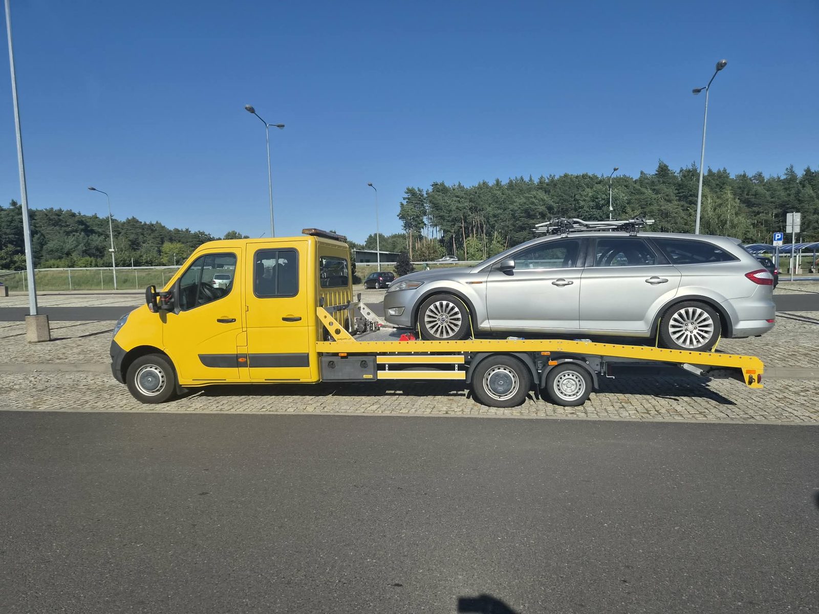 Transport samochodu kombi lawetą — Pomoc Drogowa Tuszyn