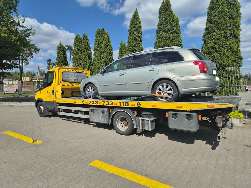 Kombi bez widocznych uszkodzeń załadowane na lawetę pomocy drogowej Tuszyn na parkingu
