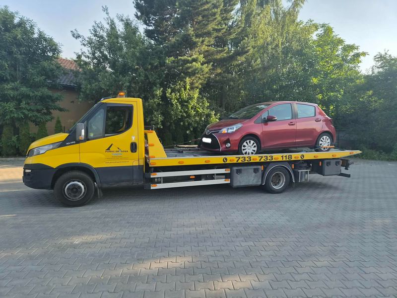 Nieuszkodzony hatchback na lawecie stojącej na prywatnej posesji wczesnym rankiem, pomoc drogowa Tuszyn