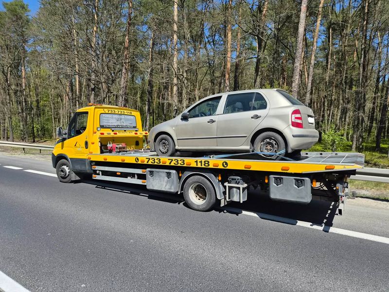 Laweta z samochodem osobowym na trasie — Pomoc Drogowa Tuszyn