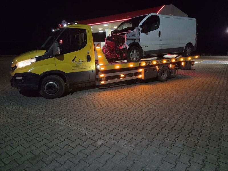 Nocny odbiór rozbitego busa dostawczego lawetą pomocy drogowej Tuszyn na stacji paliw